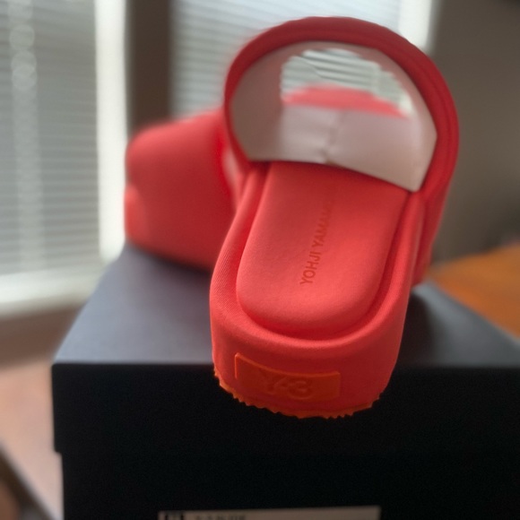 Y-3 slides - Picture 3 of 4